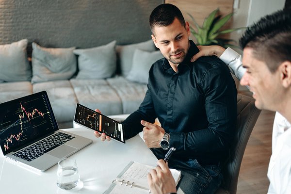 Quels sont les avantages de l'utilisation des réseaux de neurones profonds pour le traitement du langage naturel?